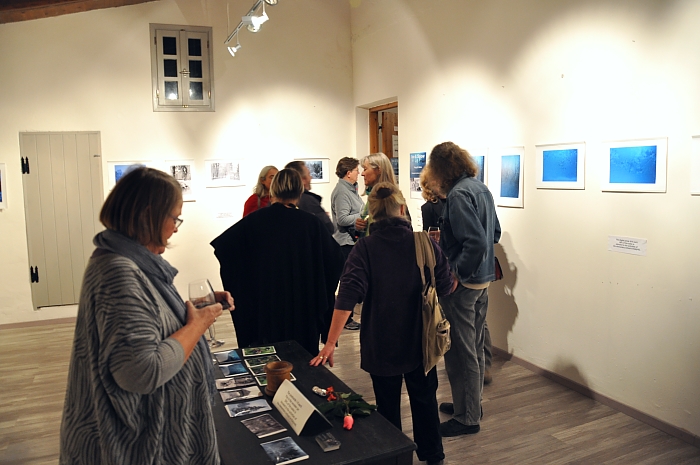 DSC_4740 small Hannu exhibition visitors.jpg - 222124 Bytes
